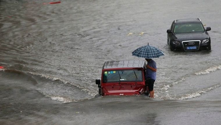 Κόκκινος συναγερμός στην Ουχάν: Οι ισχυρές βροχοπτώσεις προκαλούν προβλήματα στις αλυσίδες τροφοδοσίας