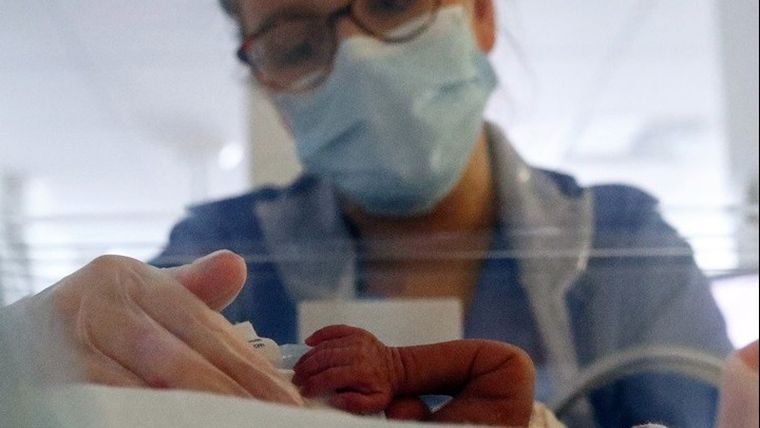Οι έγκυες μπορεί να μεταδώσουν τον νέο κορονοϊό στο μωρό τους