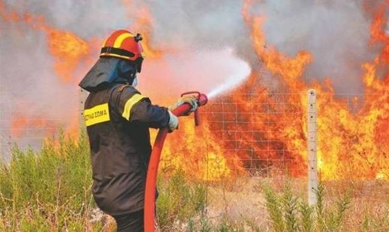 Μεγάλη πυρκαγιά σε δασική έκταση στο Λαύριο – Εκκενώνονται οικισμοί και κατασκήνωση