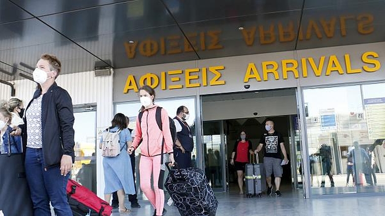 Μόνο με αρνητικό τεστ Covid-19 θα εισέρχονται στην Ελλάδα όσοι ταξιδεύουν αεροπορικώς από Βουλγαρία και Ρουμανία