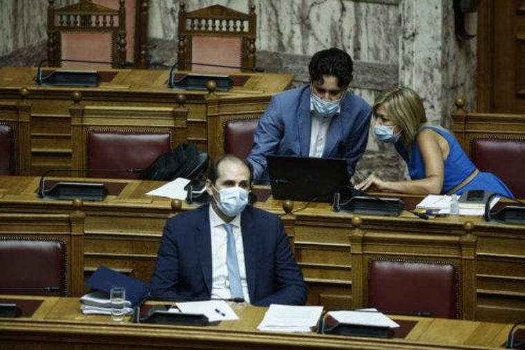 Υποχρεωτική η μάσκα στις συνεδριάσεις της Βουλής