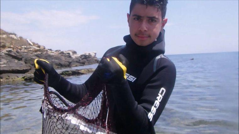 13χρονος Ρομπέν των …θαλασσών καθαρίζει τον βυθό από πλαστικά και άλλα αντικείμενα