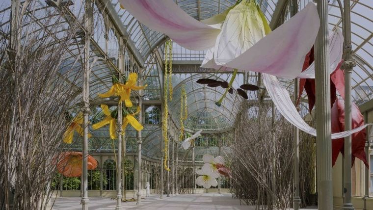 Γιγαντιαία φωλιά με λουλούδια το Palacio de Cristal στη Μαδρίτη