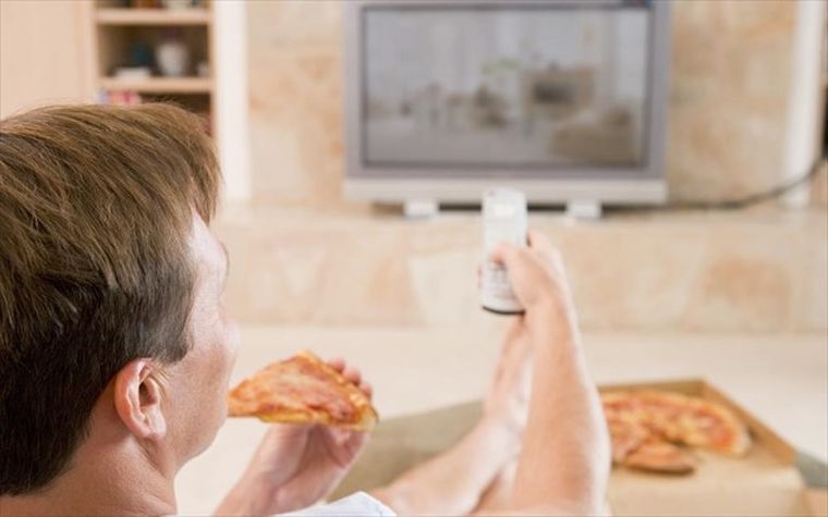 Πίτσα και τηλεόραση: Όσο μεγαλύτερη τόσο το καλύτερο