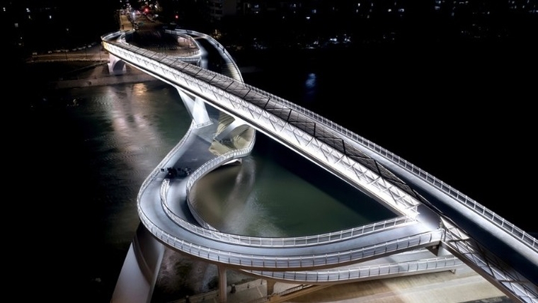 Μια γέφυρα-«μαίανδρος στο άπειρο»