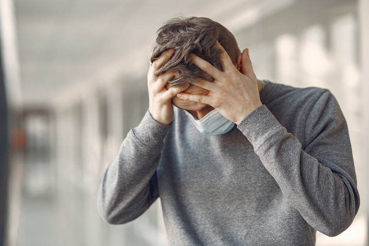 Covid-19: Αγχος, αϋπνία, κατάθλιψη και μετατραυματικό στρες μπορεί να παρουσιάσουν όσοι νοσηλεύτηκαν