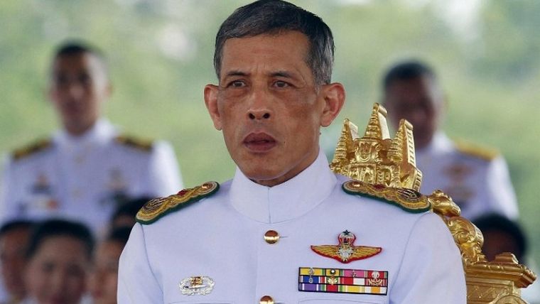 O βασιλιάς της Ταϊλάνδης απένειμε ξανά όλους τους βασιλικούς και στρατιωτικούς τίτλους στην πρώην ερωμένη του