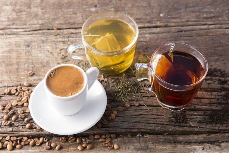 Καφές, τσάι ή νερό; Διατροφολόγοι εξηγούν τι πρέπει να πίνουμε όταν ξυπνάμε το πρωί