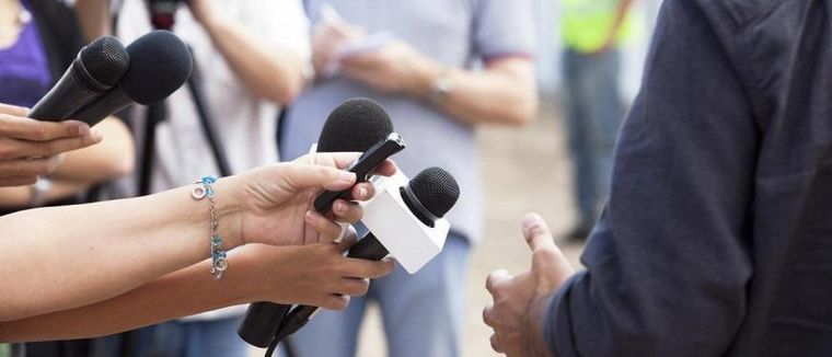 Η πανδημία του κορονοϊού “φιμώνει” το επάγγελμα του δημοσιογράφου