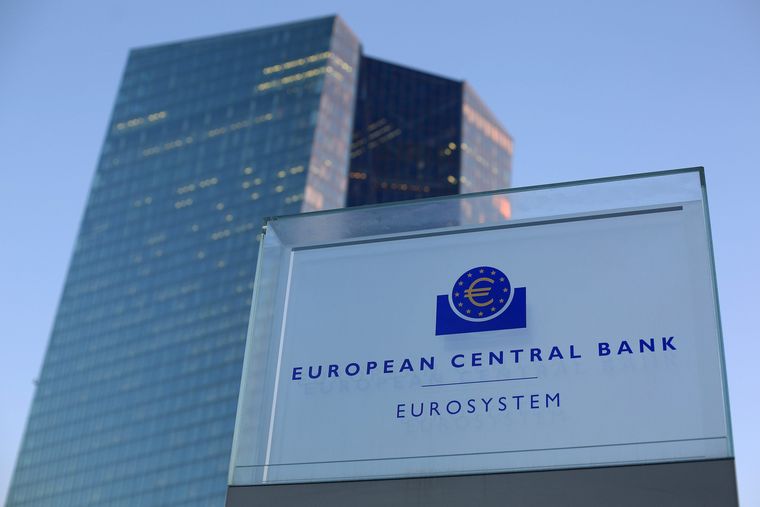 Αυξάνονται οι πιέσεις στην Ευρωπαϊκή Κεντρική Τράπεζα να λάβει νέα μέτρα