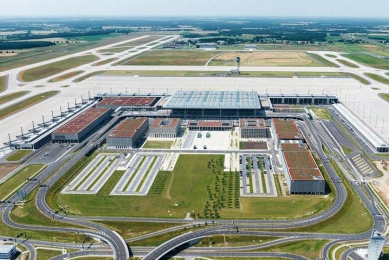 Γερμανοί μηχανικοί: «Γίναμε περίγελος» – Χωρίς τυμπανοκρουσίες θα ανοίξει ύστερα από χρόνια καθυστερήσεων το νέο αεροδρόμιο του Βερολίνου