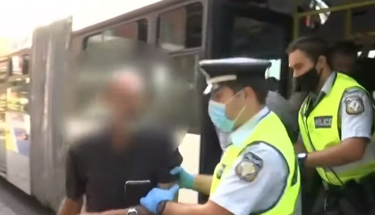 Αστυνομικοί βγάζουν σηκωτό άντρα από λεωφορείο επειδή δεν φορούσε μάσκα