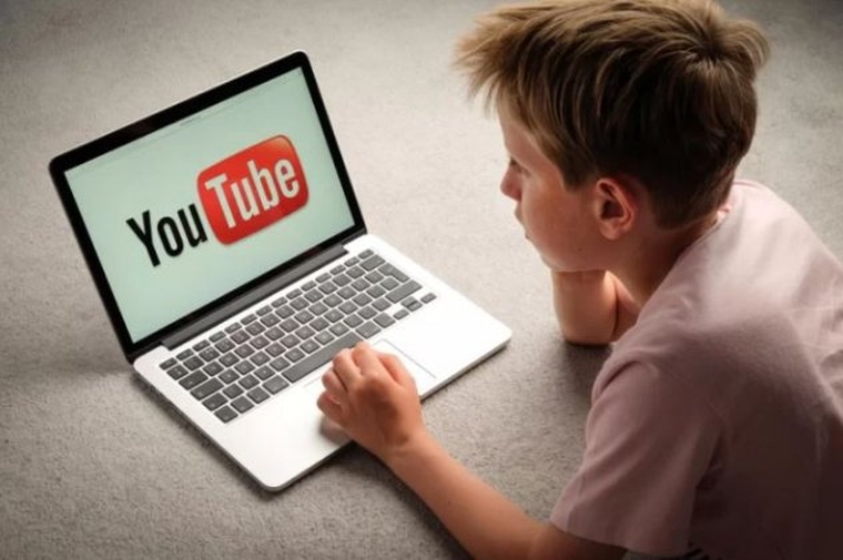 Η Google βάζει νέα περιοριστικά μέτρα για τους χρήστες του YouTube κάτω των 18 ετών