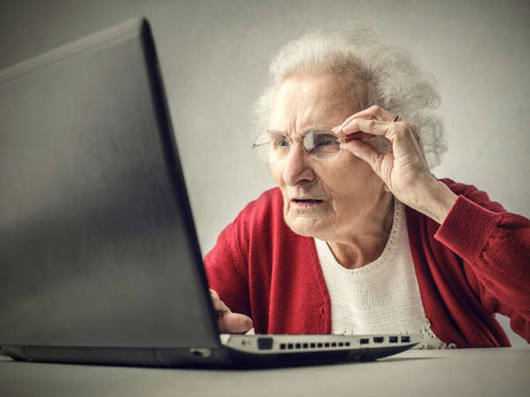 Σε δεινούς χρήστες του διαδικτύου μετέτρεψε πολλούς ηλικιωμένους ο κορονοϊός