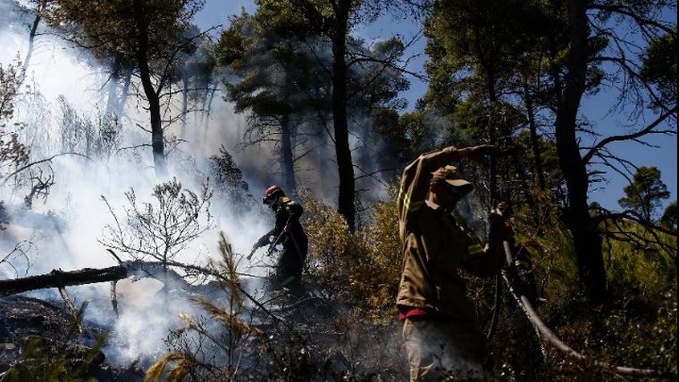Εντολή για εκκένωση από το 112 σε δύο οικισμούς του δήμου Σαρωνικού. Ενισχύονται οι δυνάμεις πυρόσβεσης