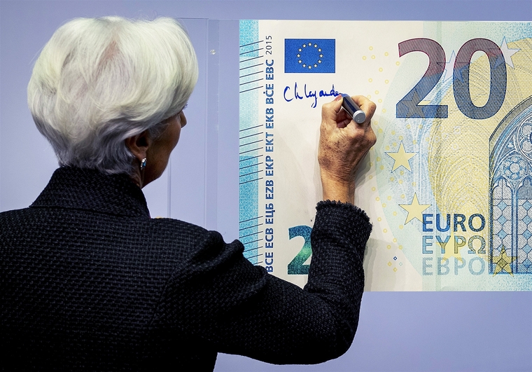 Αυξάνονται οι πιέσεις στην ΕΚΤ να λάβει νέα μέτρα