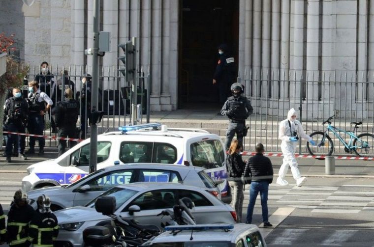 Ο τρόμος επέστρεψε στη Γαλλία: Αιματηρές επιθέσεις σε Νίκαια, Αβινιόν και στο προξενείο στην Τζέντα