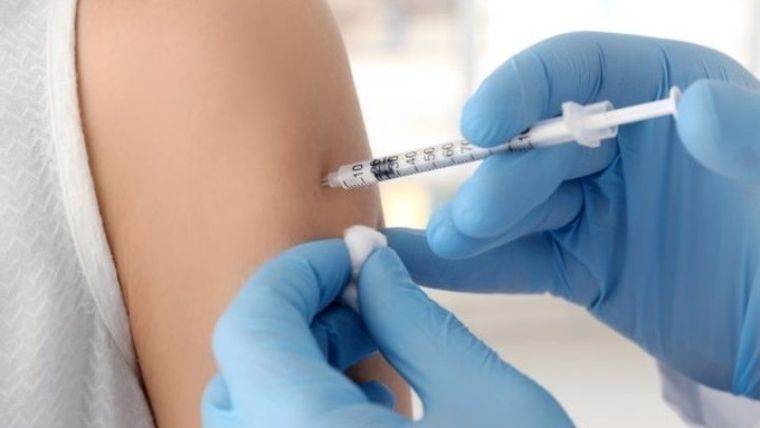 Το αντιγριπικό εμβόλιο μπορεί να βοηθήσει την άμυνα του οργανισμού κατά του κορονοϊού