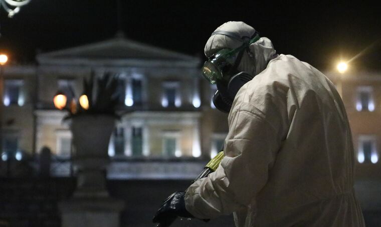 Σενάριο για μάσκα παντού και απαγόρευση κυκλοφορίας το βράδυ στην Αττική