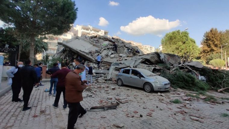Φονικός σεισμός 6,7 Ρίχτερ στη Σάμο – Μεγάλες καταστροφές και 4 νεκροί στην Σμύρνη