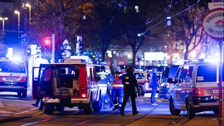Μπαράζ τρομοκρατικών επιθέσεων από πολλούς δράστες σε έξι διαφορετικά σημεία στη Βιέννη – Πολλοί νεκροί