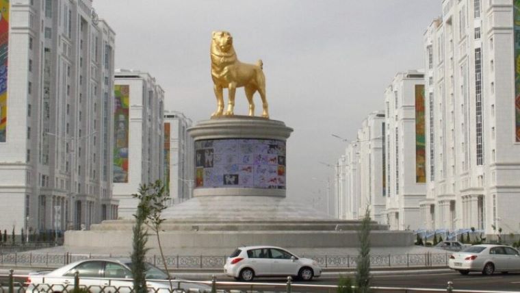 Εξάμετρο χρυσό άγαλμα αγαπημένης ράτσας σκύλου του προέδρου του Τουρκμενιστάν