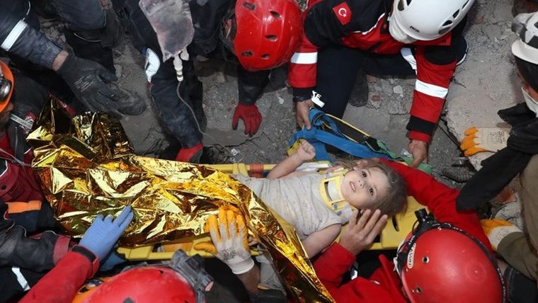 Τουρκία: Κοριτσάκι 4 ετών ανασύρθηκε ζωντανό από τα συντρίμμια κτιρίου, 91 ώρες μετά τον σεισμό