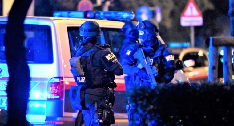 Γερμανία: Έρευνες στα σπίτια 4 υπόπτων για σχέσεις με τον φερόμενο δράστη της επίθεσης στη Βιέννη