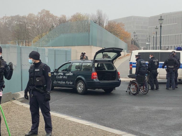 Συναγερμός στο Βερολίνο: Αυτοκίνητο έπεσε στην πύλη της καγκελαρίας