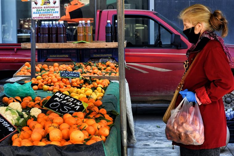 Μπρόκολα και πορτοκάλια ξεπουλούν στις λαϊκές αγορές
