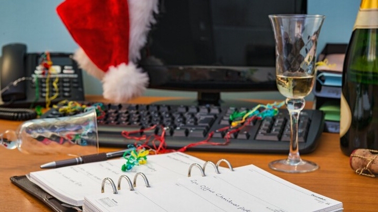 Πώς να γιορτάσετε εικονικά χριστουγεννιάτικα πάρτι στο γραφείο