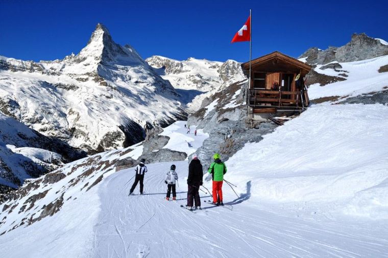 Tα ελβετικά θέρετρα σκι συνεχίζουν με τις προετοιμασίες για την εορταστική περίοδο