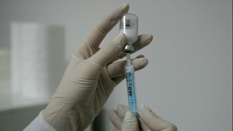 Βρετανική δοκιμή σε εθελοντές θα ανακατέψει σκοπίμως εμβόλια Covid-19 διαφορετικών εταιρειών