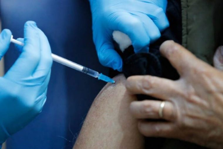 Προειδοποίηση Βρετανίας για το εμβόλιο της Pfizer: Να μην το κάνουν όσοι έχουν σοβαρές αλλεργίες