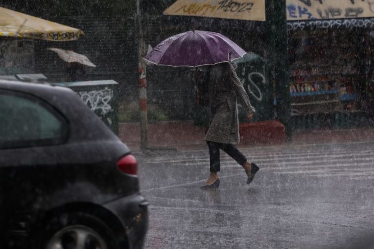 Ψυχρό μέτωπο σαρώνει τη χώρα, με ισχυρές βροχές και καταιγίδες
