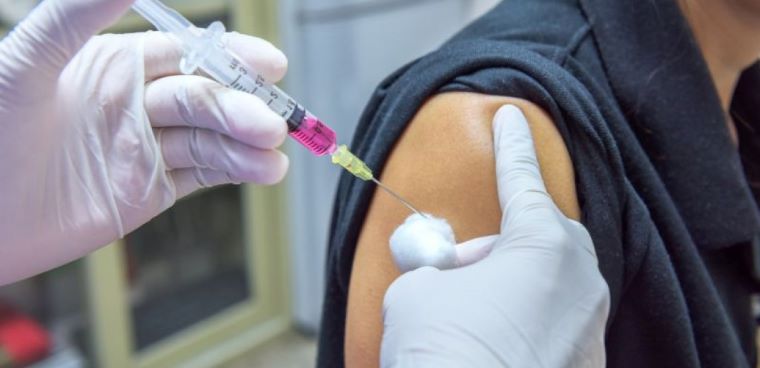 «Ούτε υποχρέωση, ούτε ποινή για όσους δεν κάνουν εμβόλιο»: Πώς θα αντιδράσει η Πολιτεία στους αρνητές