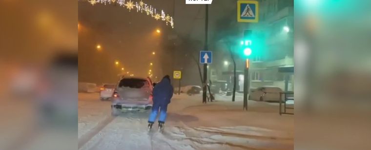 Σκιέρ κάνει βόλτα στους χιονισμένους δρόμους της Ρωσίας