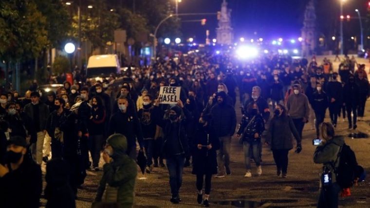 Έβδομη νύχτα κινητοποιήσεων στην Ισπανία υπέρ του φυλακισμένου ράπερ Πάμπλο Χασέλ