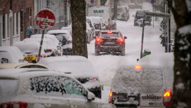 Προβλήματα προκαλεί η έντονη χιονόπτωση σε Βρετανία και Γερμανία