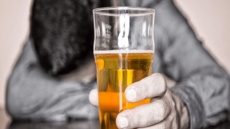 Η ανασφάλεια της πανδημίας αυξάνει την κατανάλωση αλκοόλ