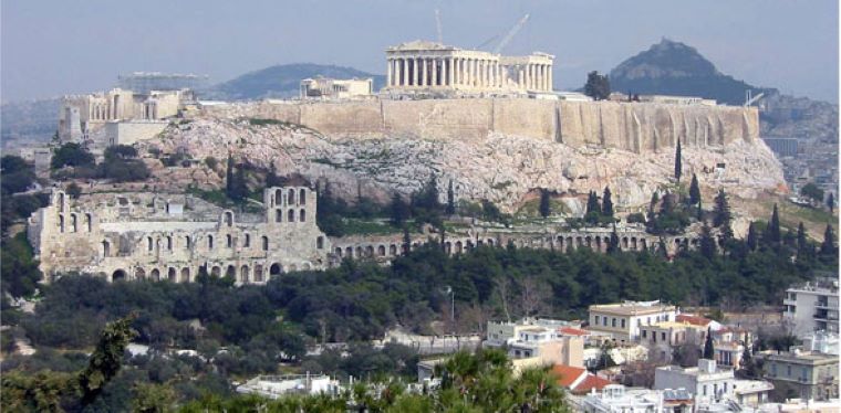 Η Αθήνα εξακολουθεί να γοητεύει και να κερδίζει τους επισκέπτες της