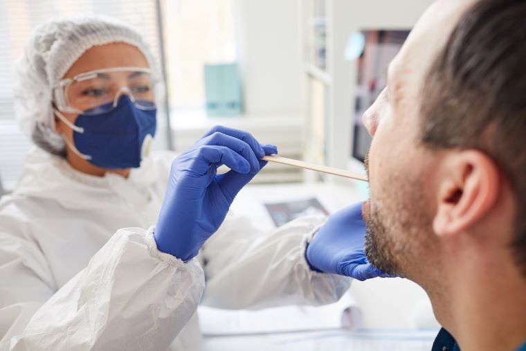 Ο κορονοϊός μολύνει και τα κύτταρα του στόματος, λένε οι επιστήμονες για πρώτη φορά