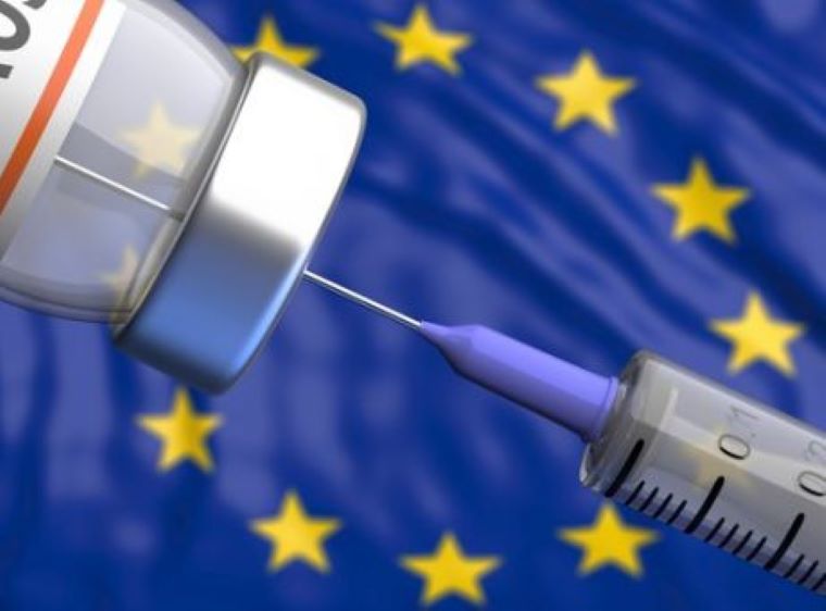 «Παζάρια βλέπει ο Κουρτς στη διανομή εμβολίων στην ΕΕ