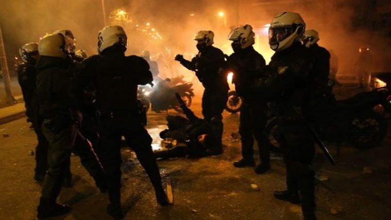 Σκηνές «πολέμου» στη Νέα Σμύρνη: Επεισόδια με τραυματίες αστυνομικούς – 16 συλλήψεις και 11 προσαγωγές