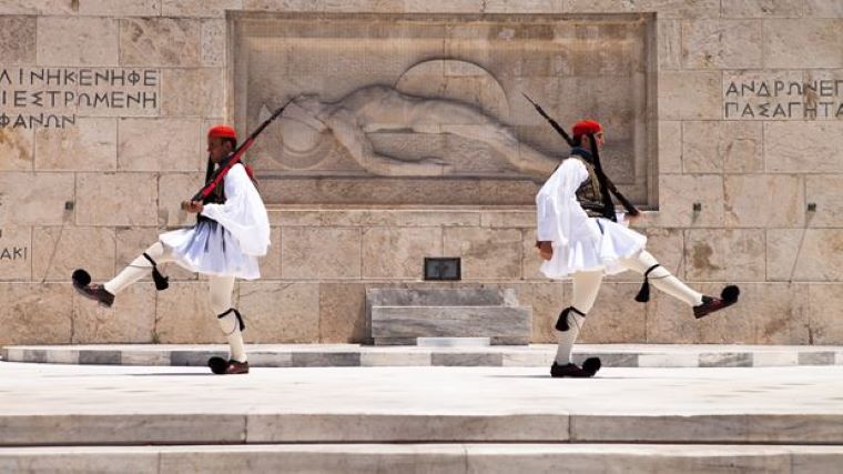 Εργασίες καθαρισμού στο μνημείο του Αγνωστου Στρατιώτη ενόψει του εορτασμού για τα 200 χρόνια από την Ελληνική Επανάσταση