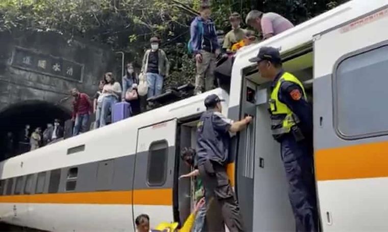 Εκτροχιασμός τρένου στην Ταϊβάν: Τουλάχιστον 36 νεκροί