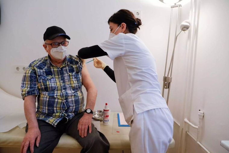 Covid-19: Οι πλήρως εμβολιασμένοι άνω των 65 έχουν 94% μικρότερο κίνδυνο να νοσηλευθούν