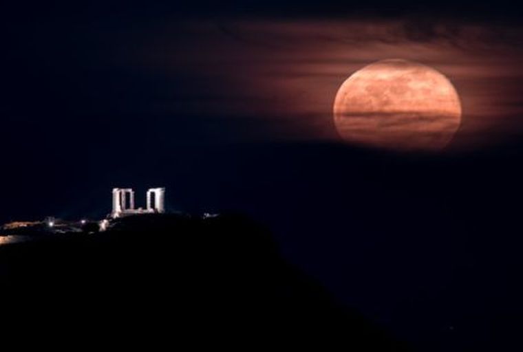 Ροζ πανσέληνος: Μαγευτικές εικόνες από το ολόγιομο φεγγάρι με φόντο το Σούνιο