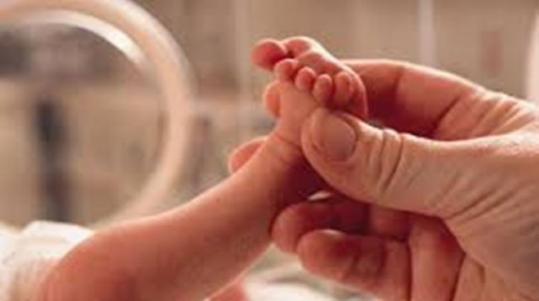 Μητέρα με COVID-19 γέννησε πρόωρα ενώ ήταν διασωληνωμένη στο «Αττικόν»
