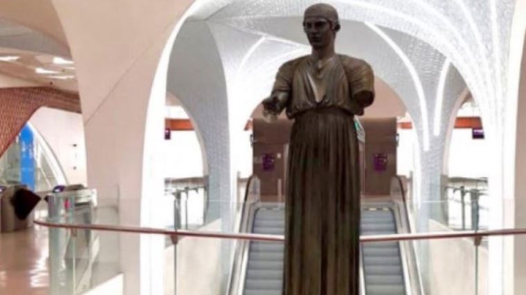 Ο Ηνίοχος των Δελφών κοσμεί τον σταθμό του Μετρό στο διεθνές αεροδρόμιο της Ντόχα